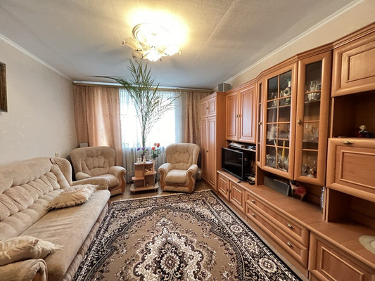 Продам трехкомнатную (3-комн.) квартиру, Светлая ул, 27, Комсомольское пгт