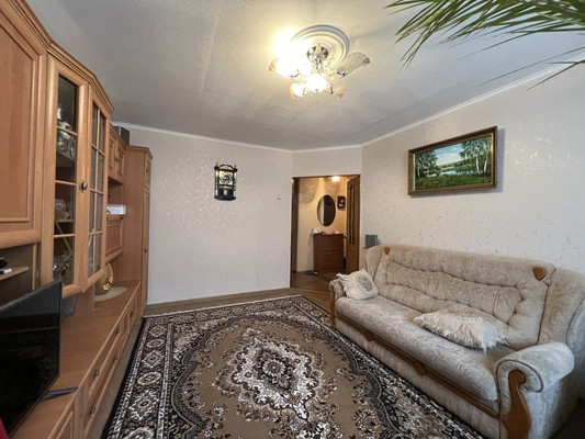 Продам трехкомнатную (3-комн.) квартиру, Светлая ул, 27, Комсомольское пгт