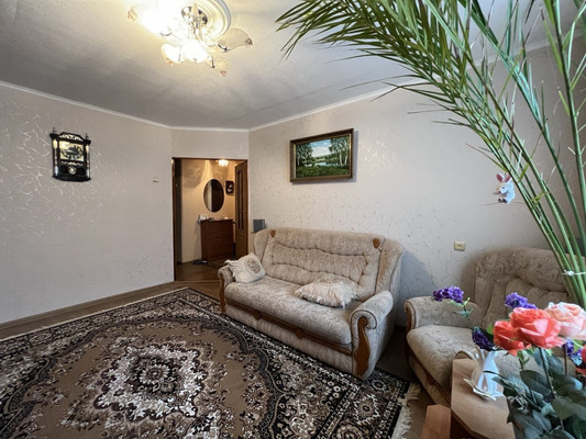 Продам трехкомнатную (3-комн.) квартиру, Светлая ул, 27, Комсомольское пгт