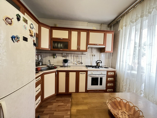Продам трехкомнатную (3-комн.) квартиру, Светлая ул, 27, Комсомольское пгт