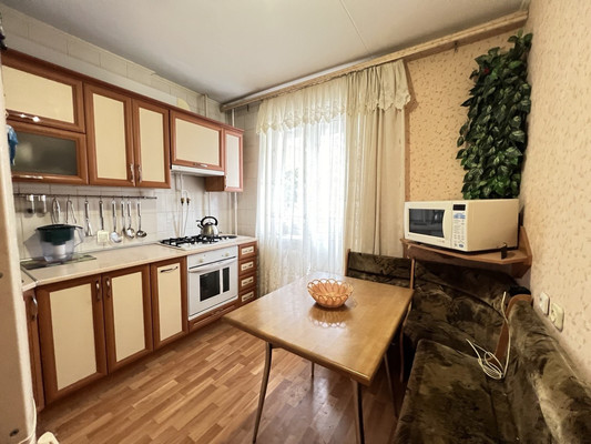 Продам трехкомнатную (3-комн.) квартиру, Светлая ул, 27, Комсомольское пгт