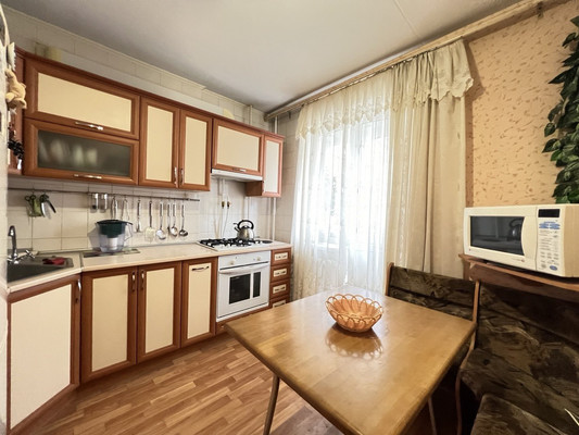 Продам трехкомнатную (3-комн.) квартиру, Светлая ул, 27, Комсомольское пгт