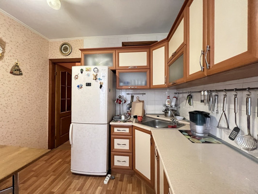 Продам трехкомнатную (3-комн.) квартиру, Светлая ул, 27, Комсомольское пгт