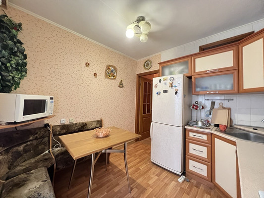 Продам трехкомнатную (3-комн.) квартиру, Светлая ул, 27, Комсомольское пгт