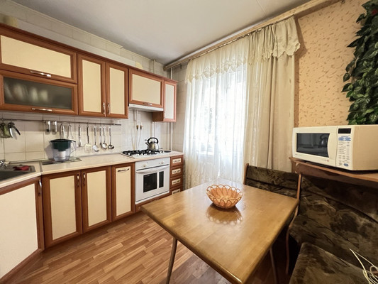 Продам трехкомнатную (3-комн.) квартиру, Светлая ул, 27, Комсомольское пгт