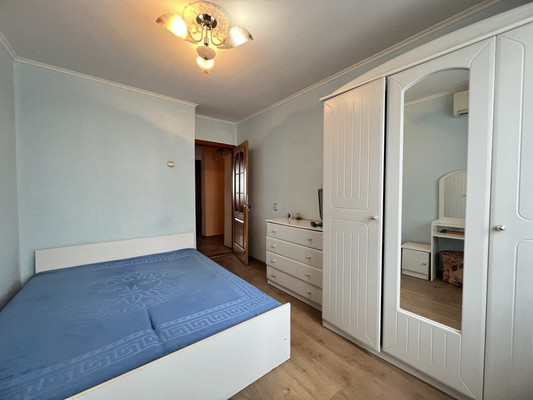 Продам трехкомнатную (3-комн.) квартиру, Светлая ул, 27, Комсомольское пгт