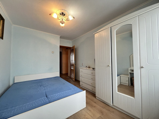 Продам трехкомнатную (3-комн.) квартиру, Светлая ул, 27, Комсомольское пгт