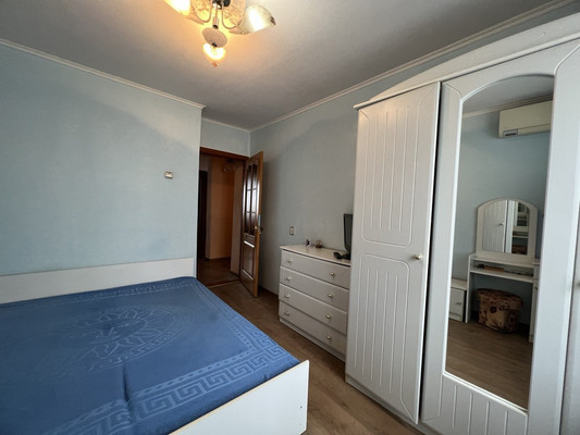 Продам трехкомнатную (3-комн.) квартиру, Светлая ул, 27, Комсомольское пгт