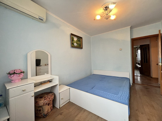 Продам трехкомнатную (3-комн.) квартиру, Светлая ул, 27, Комсомольское пгт