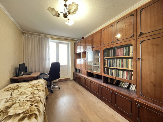 Продам трехкомнатную (3-комн.) квартиру, Светлая ул, 27, Комсомольское пгт