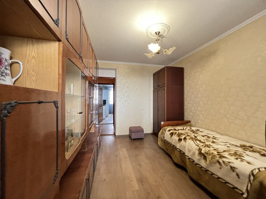 Продам трехкомнатную (3-комн.) квартиру, Светлая ул, 27, Комсомольское пгт