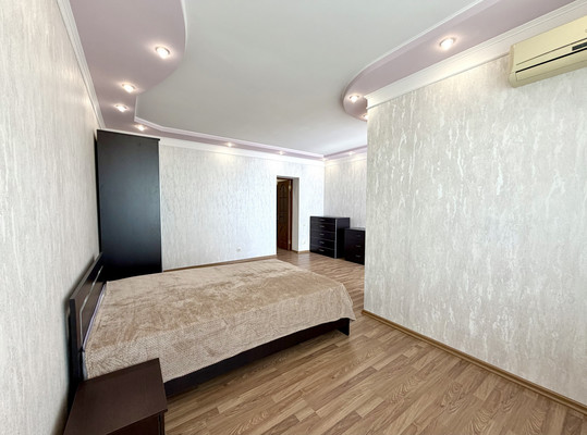 Продам трехкомнатную (3-комн.) квартиру, Урицкого ул, 49, Астрахань г