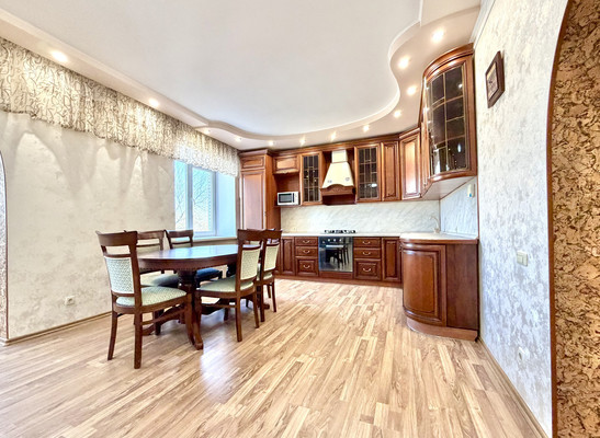 Продам трехкомнатную (3-комн.) квартиру, Урицкого ул, 49, Астрахань г