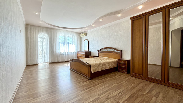 Продам трехкомнатную (3-комн.) квартиру, Урицкого ул, 49, Астрахань г
