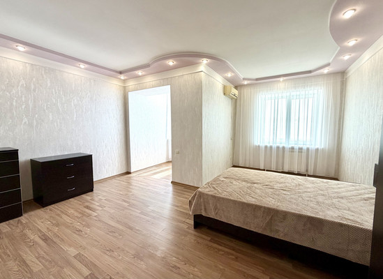 Продам трехкомнатную (3-комн.) квартиру, Урицкого ул, 49, Астрахань г