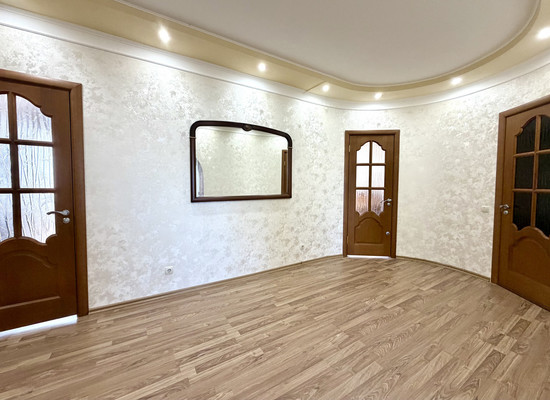 Продам трехкомнатную (3-комн.) квартиру, Урицкого ул, 49, Астрахань г