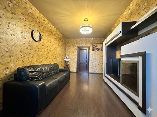 Продам трехкомнатную (3-комн.) квартиру, В мкр, 15А, Троицк г