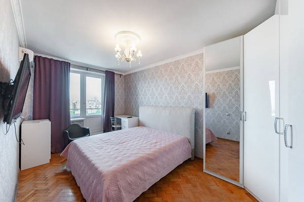 Продам многокомнатную квартиру, Смоленский б-р, 6-8, Москва г