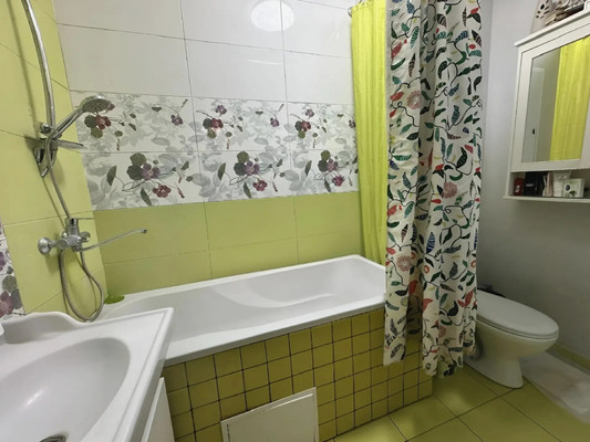 Продам трехкомнатную (3-комн.) квартиру, В мкр, 15А, Троицк г