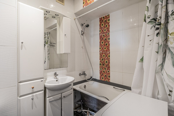 Продам трехкомнатную (3-комн.) квартиру, Ленинский пр-кт, 102, Москва г