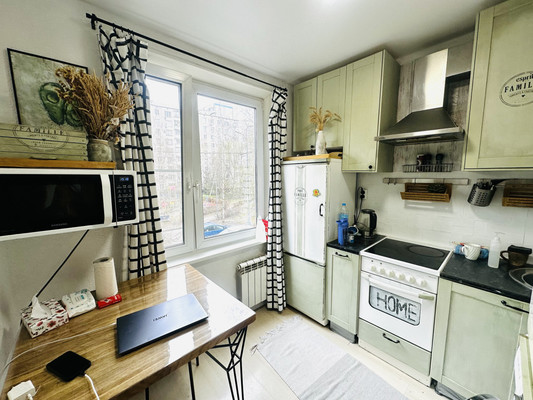 Продам трехкомнатную (3-комн.) квартиру, Исаковского ул, 14к1, Москва г