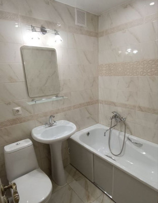 Продам трехкомнатную (3-комн.) квартиру, Троллейбусная ул, 17, Симферополь г