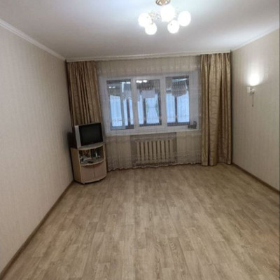 Продам трехкомнатную (3-комн.) квартиру, Троллейбусная ул, 17, Симферополь г