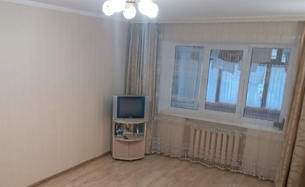 Продам трехкомнатную (3-комн.) квартиру, Троллейбусная ул, 17, Симферополь г