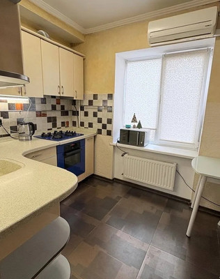 Продам трехкомнатную (3-комн.) квартиру, Кечкеметская ул, 87, Симферополь г