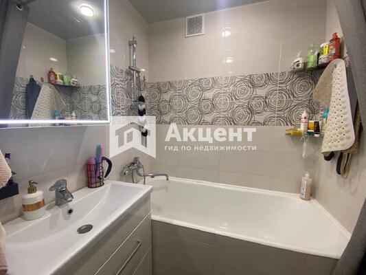 Продам трехкомнатную (3-комн.) квартиру, Героев пр-кт, 3, Просторный мкр