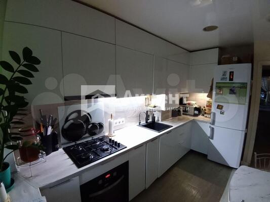 Продам трехкомнатную (3-комн.) квартиру, Героев пр-кт, 3, Просторный мкр