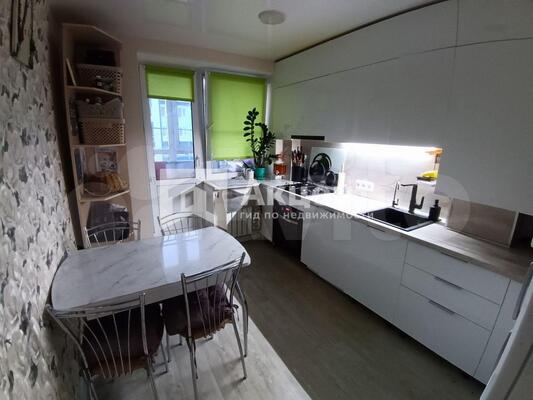 Продам трехкомнатную (3-комн.) квартиру, Героев пр-кт, 3, Просторный мкр