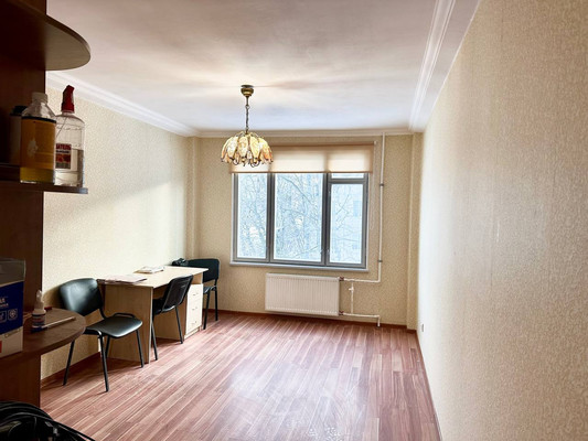Продам комнату в 3-комн. квартире, Октябрьская наб, 84к3, Санкт-Петербург г
