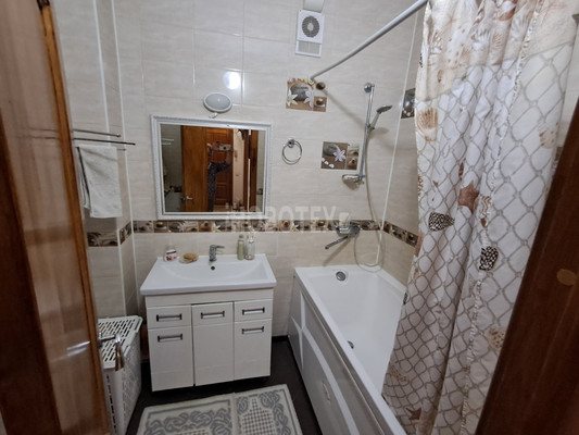 Продам двухкомнатную (2-комн.) квартиру, Кириченко ул, 11А, Горячий Ключ г