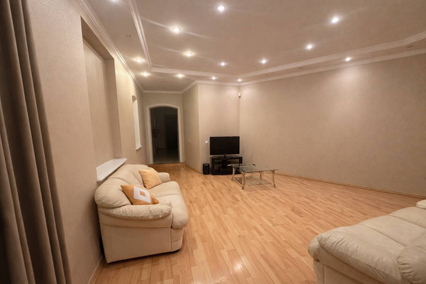 Продам трехкомнатную (3-комн.) квартиру, Малая Посадская ул, 14, Санкт-Петербург г