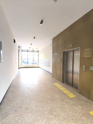 Продам трехкомнатную (3-комн.) квартиру, Новомосковская ул, 1к3, Москва г