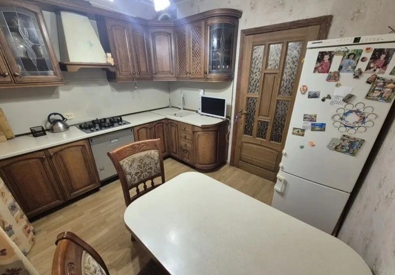 Продам трехкомнатную (3-комн.) квартиру, Ешиль Ада ул, 2, Симферополь г