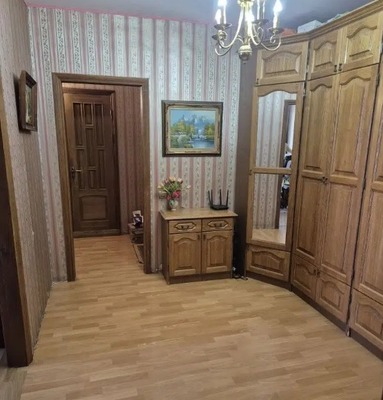 Продам трехкомнатную (3-комн.) квартиру, Ешиль Ада ул, 2, Симферополь г