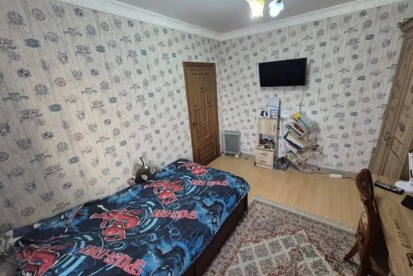 Продам трехкомнатную (3-комн.) квартиру, Ешиль Ада ул, 2, Симферополь г