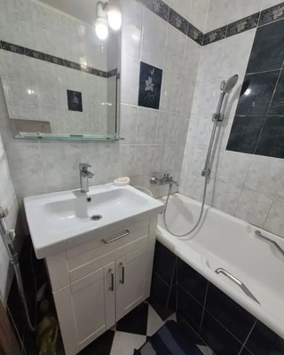 Продам трехкомнатную (3-комн.) квартиру, Ешиль Ада ул, 2, Симферополь г