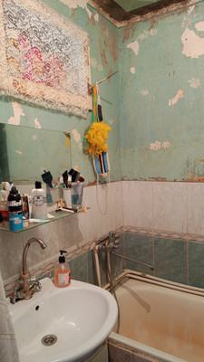 Продам трехкомнатную (3-комн.) квартиру, Совхозная ул, 21, Симферополь г