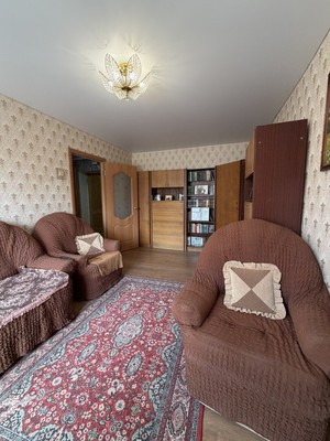 Продам трехкомнатную (3-комн.) квартиру, 35-й мкр, 13, Октябрьский г