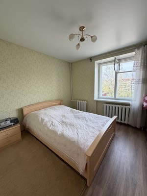 Продам трехкомнатную (3-комн.) квартиру, 35-й мкр, 13, Октябрьский г