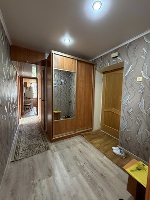 Продам трехкомнатную (3-комн.) квартиру, 35-й мкр, 13, Октябрьский г