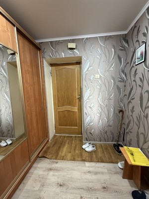 Продам трехкомнатную (3-комн.) квартиру, 35-й мкр, 13, Октябрьский г