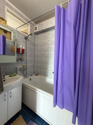 Продам трехкомнатную (3-комн.) квартиру, 35-й мкр, 13, Октябрьский г