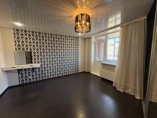 Продам трехкомнатную (3-комн.) квартиру, Алексеева ул, 17, Красноярск г