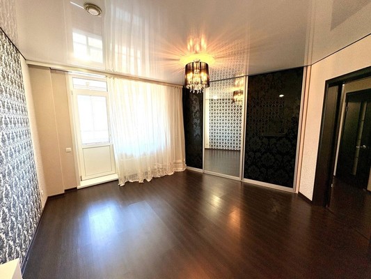 Продам трехкомнатную (3-комн.) квартиру, Алексеева ул, 17, Красноярск г