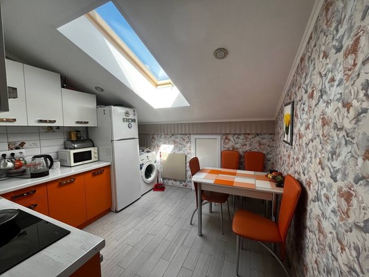 Продам двухкомнатную (2-комн.) квартиру, Железнодорожная ул, 1В, Симферополь г