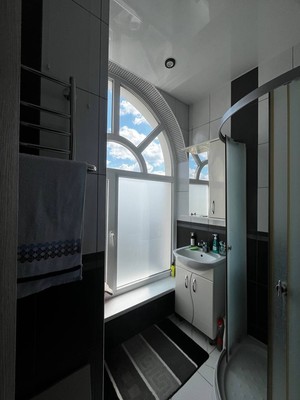 Продам двухкомнатную (2-комн.) квартиру, Железнодорожная ул, 1В, Симферополь г